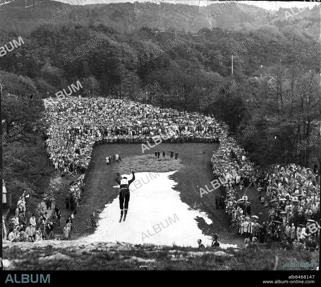 19490515. BACKHOPPNING I BRAGEBACKEN I SLOTTSSKOGEN I GÖTEBORG I MAJ 1949. FOTOGRAF: GT CODE: 75073 **F-BILD**. COPYRIGHT SCANPIX SWEDEN.