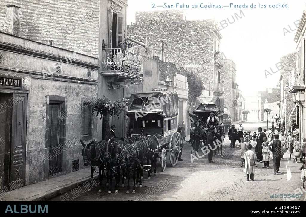 Tarjeta postal. Parada de coches en Sant Feliu de Codines para el transporte de viajeros. Años 1906.