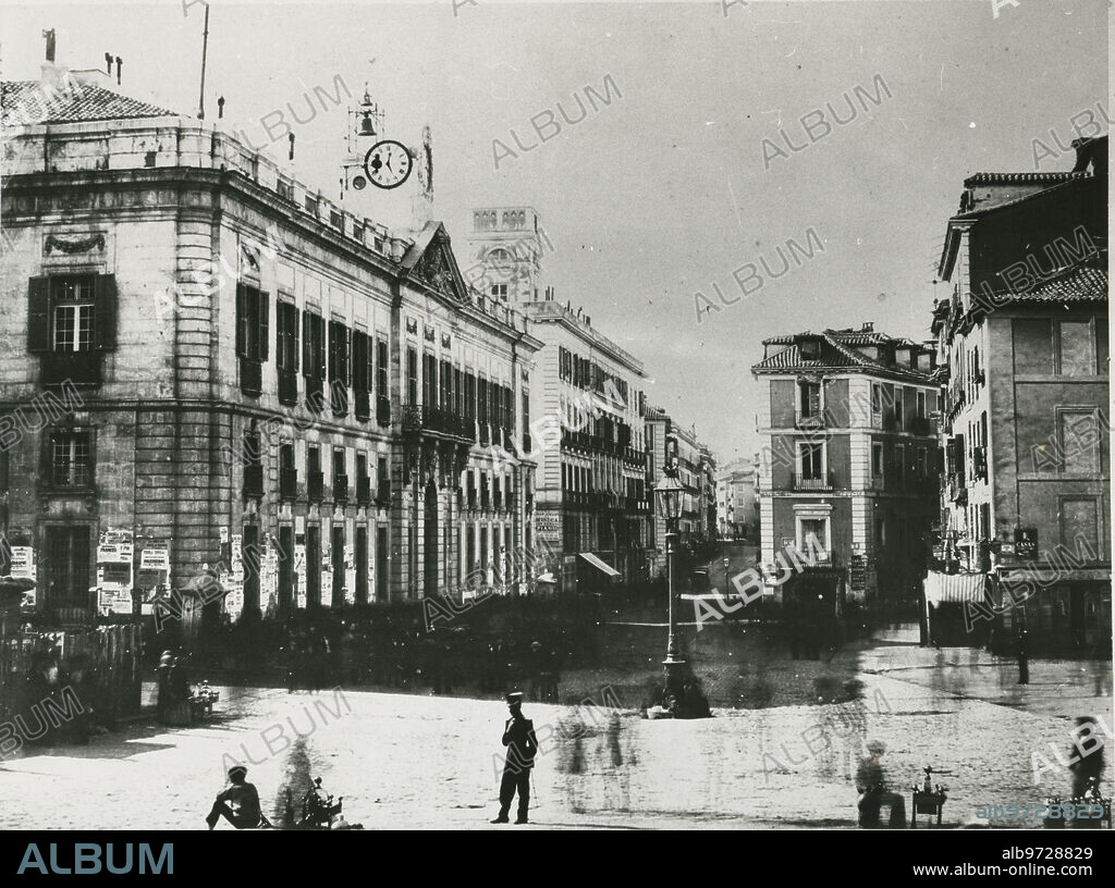 Madrid, 1857. La Puerta del Sol fotografiada por Charles Clifford.