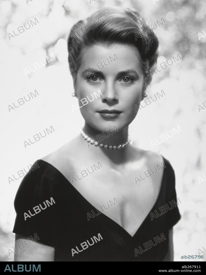 GRACE KELLY in REAR WINDOW, 1954, directed by ALFRED HITCHCOCK. Copyright PARAMOUNT PICTURES.