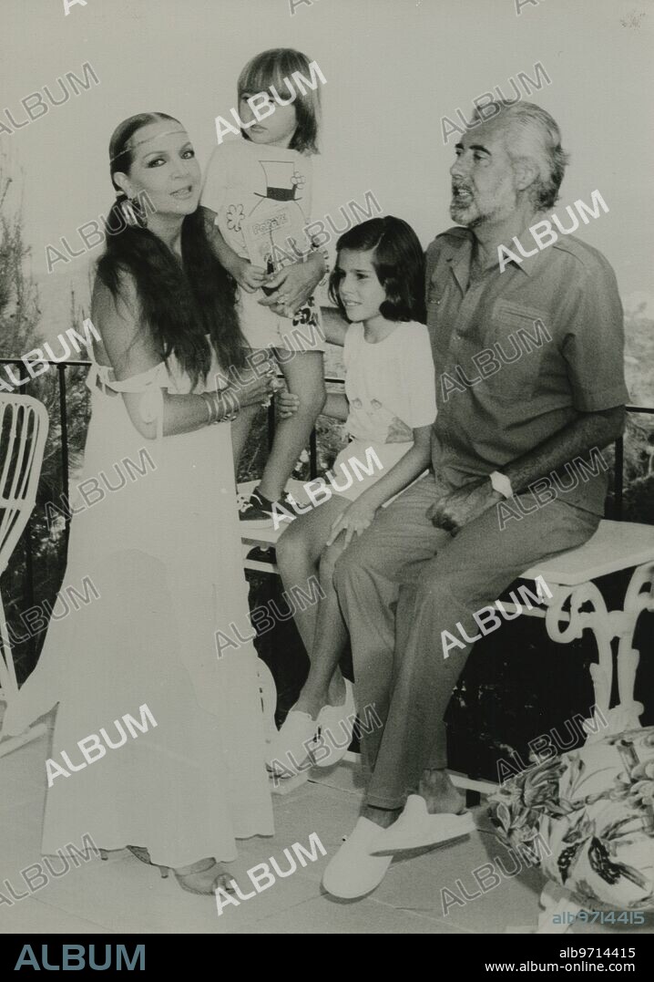 August 1986. Sara Montiel, Pepe Tous and their children in Palma de Mallorca.