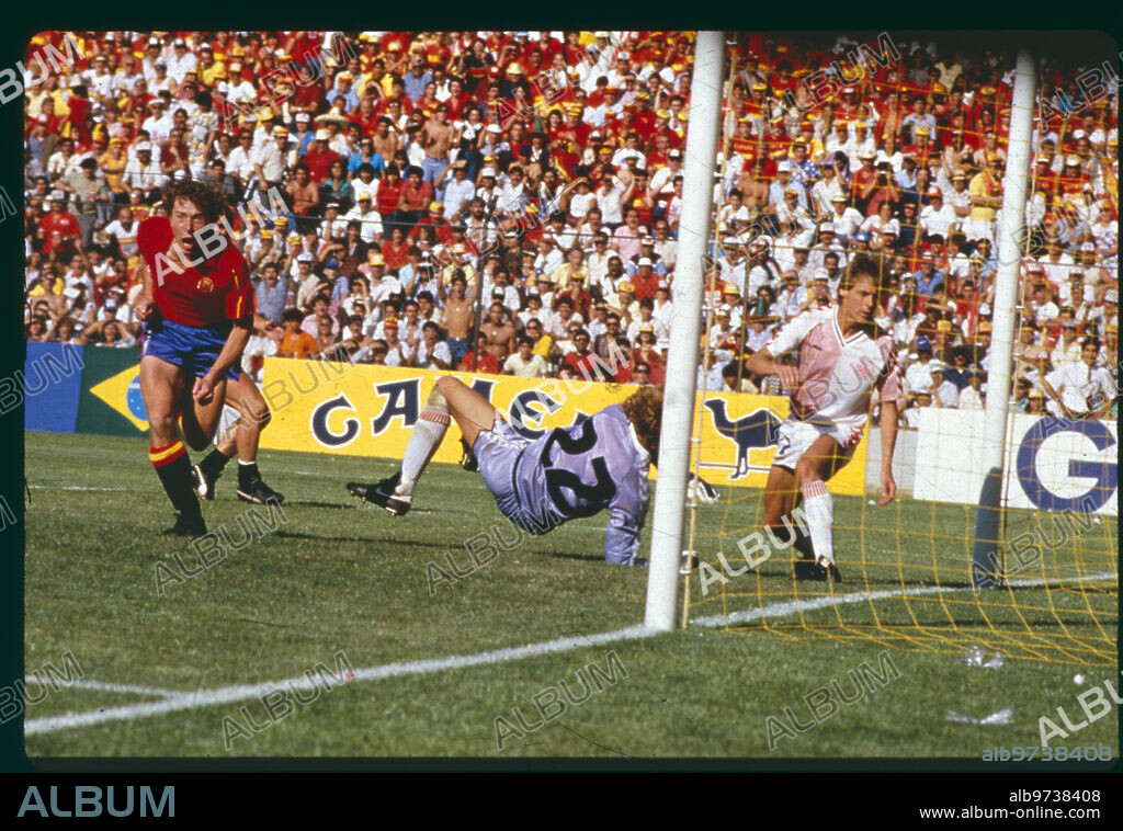 Querétaro (Mexico), 06/18/1986. Mexico Soccer World Cup, round of 16 match held at the La Corregidora stadium between the Spanish team and Denmark, which ended with the result of 1 to 3 with a Spanish victory. In the image, Butragueño scores one of the goals.