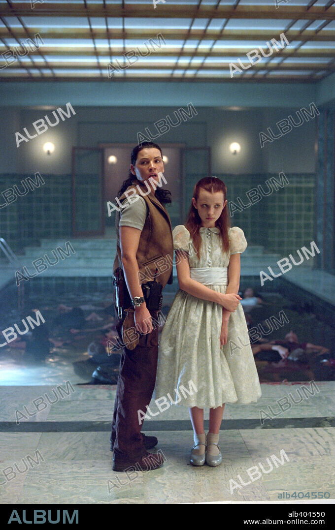 EMILY BROWNING and JULIANNA MARGULIES in GHOST SHIP, 2002, directed by STEVE BECK. Copyright WARNER BROS. PICTURES.