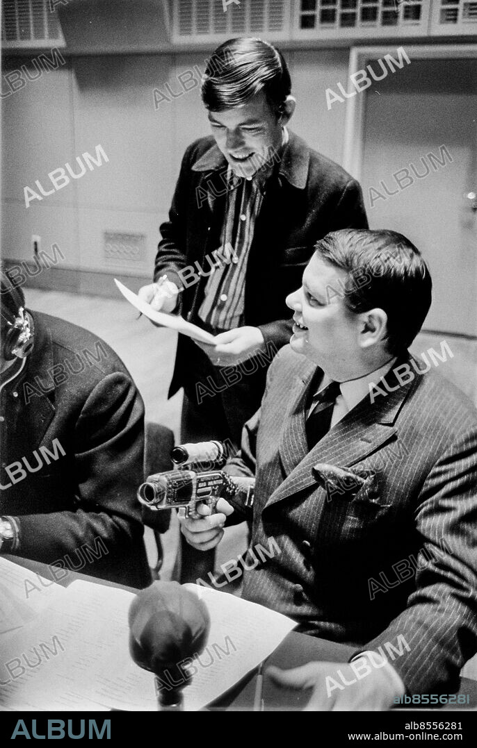 STOCKHOLM 1967-02-11.. TIO I TOPP. Radioprogram.. Sänt under säsongen 1967.. Här ses Bo Billtén (tv), programledare, och Carl-Eiwar Carlsson, producent.. Foto: Bo-Aje Mellin / RiR / SVT / Kod: 5600. Bild och notis publ. i RiR 12/67 sid. 2.. RiR 18440 sv/v neg   . Leksaksgeväret som gav det karaktäristiska knattret som ljöd när man skulle rösta med mentometerknappen nedtryckt. Spökrösten.