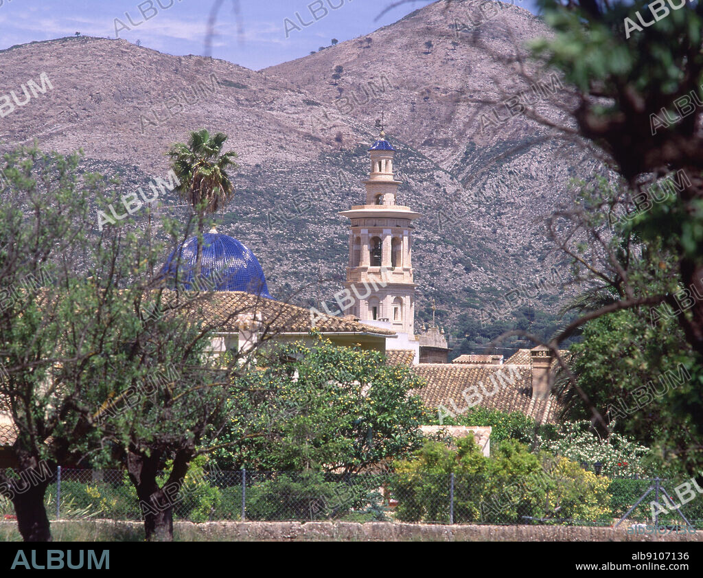 TORRE POLIGONAL Y CUPULA AZUL DE LA IGLESIA PARROQUIAL - FOTO AÑOS 90.