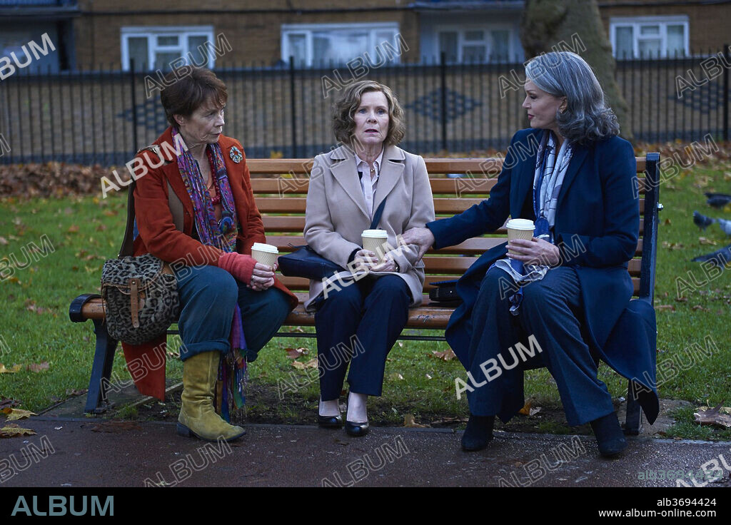 CELIA IMRIE, IMELDA STAUNTON and JOANNA LUMLEY in FINDING YOUR FEET, 2017, directed by RICHARD LONCRAINE. Copyright Eclipse Films / Catalyst Global Media / Powder Keg Pictures.