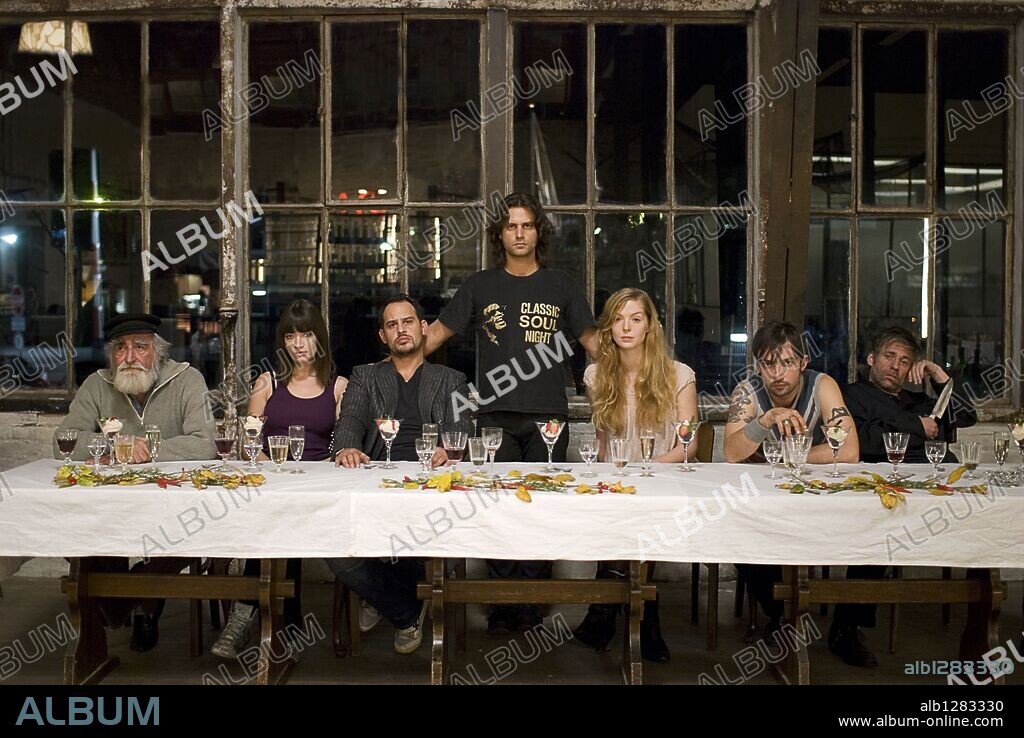 ADAM BOUSDOUKOS, ANNA BEDERKE, MORITZ BLEIBTREU und PHELINE ROGGAN in SOUL KITCHEN, 2009, unter der Regie von FATIH AKIN. Copyright CORAZON INTERNATIONAL/DORJE FILM/NDR/PYRAMIDE PRODUCTIONS.