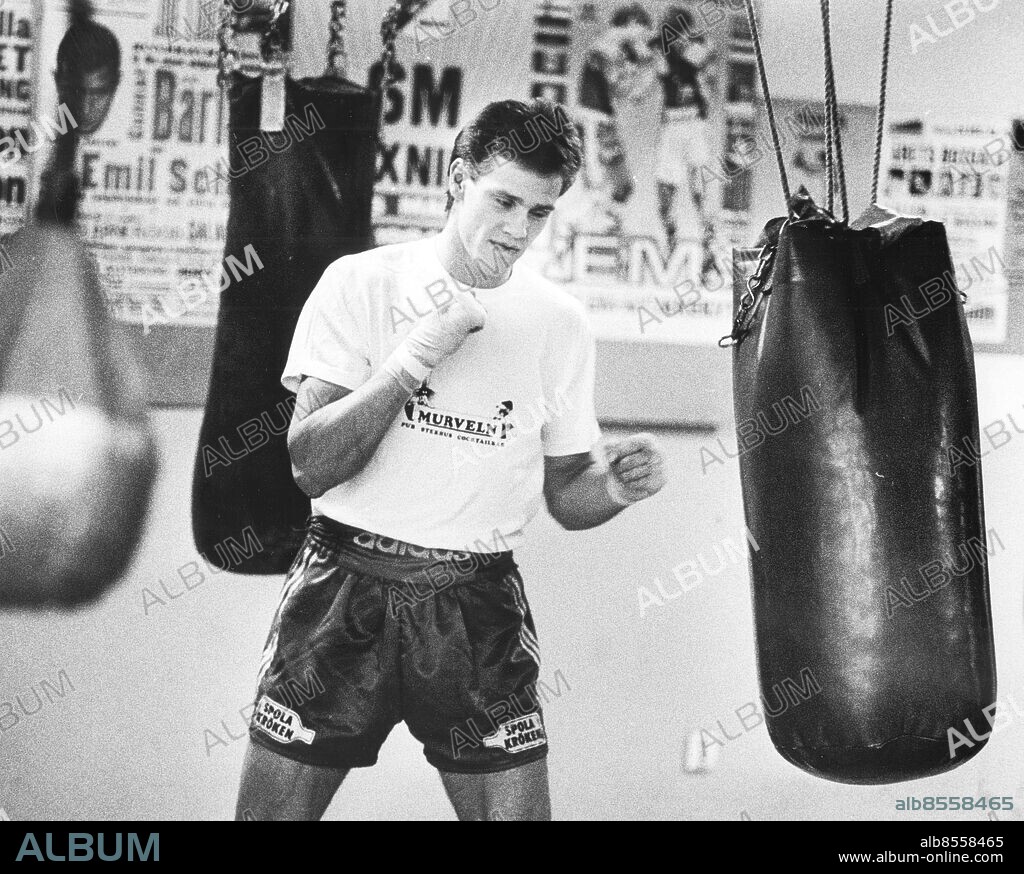 GÖTEBORG 1987-10-22.. Mikael Ungesson - boxare, Majornas boxningsklubb. Här ses han träna med sandsäck. *** Local Caption *** GP Foto: Anders Hofgren / Kamerareportage / TT / Kod: 2524.