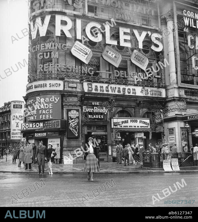 London, Piccadilly Circus.-Straßenszene (Ecke Piccadilly).-Foto, undat. (50er Jahre).