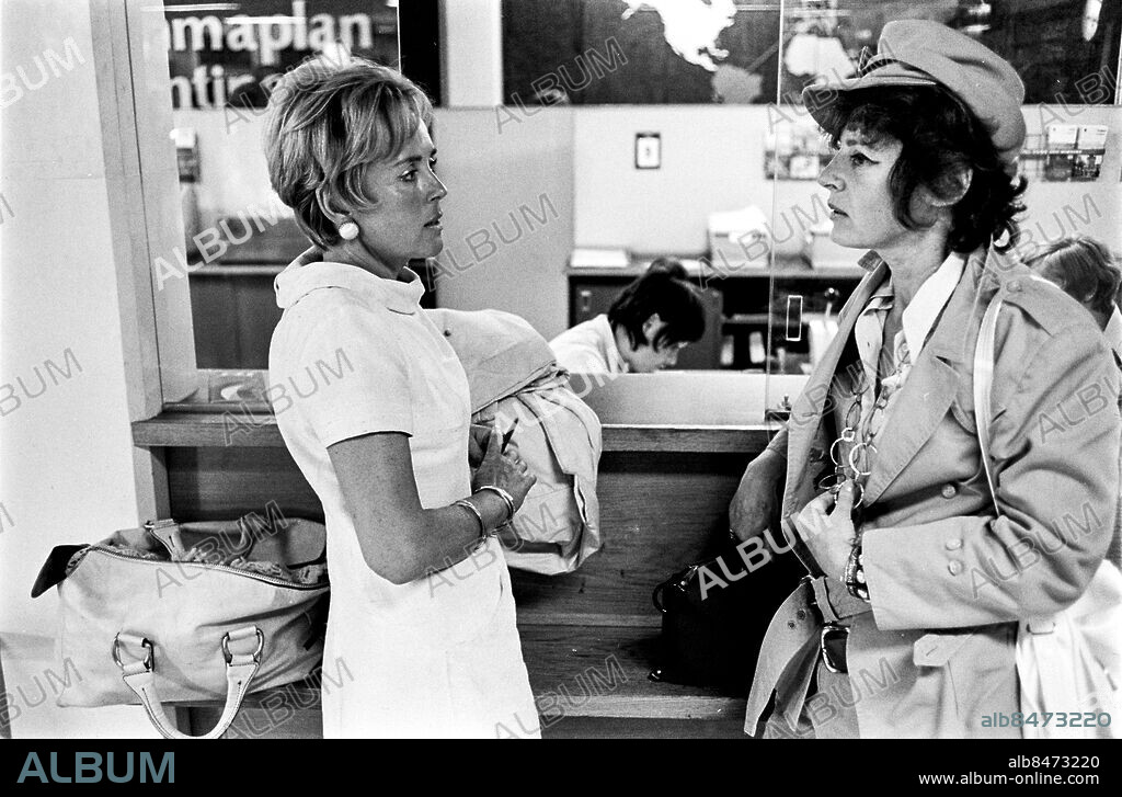 STOCKHOLM 1970-07-10.. Karin Ygberg (tv), f.d. flygvärdinna som tar hand om VIP-resenärer på Arlanda flygplats. Hon ses här med skådespelerskan Viveca Lindfors, som är på väg hem till Amerika.. Foto: Bertil S-son Åberg / RiR / SVT / Kod: 5600. Bild och reportage publ. i RiR 33/70 sid 6-10 inför TV-programmet Arlanda. Reportage av Bengt Feldreich.. RiR 19894 sv/v neg  . Resenärer.