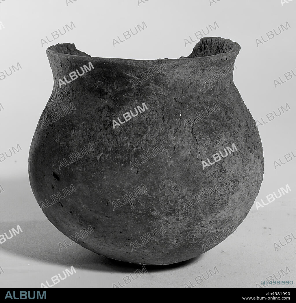 Bee jar of soft gray earthenware. Round belly, which turns around into a bottom which is a small (?) Dented. Piece of the rim and neck is missing. Edge stands out slightly., Side pot, pottery, h: 8.5 cm, diam: 9 cm, prehistory -1200.