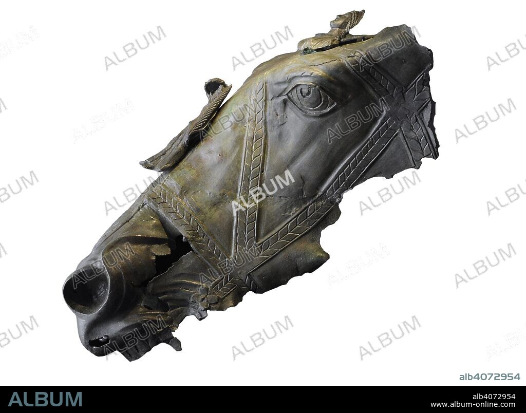 Detalle de la cabeza de un caballo perteneciente a una estatua ecuestre creada para decorar espacios públicos. Siglo I. Bronce. Procedente de Pollentia (Alcudia, Mallorca). Museo Arqueológico Nacional. Madrid. España.