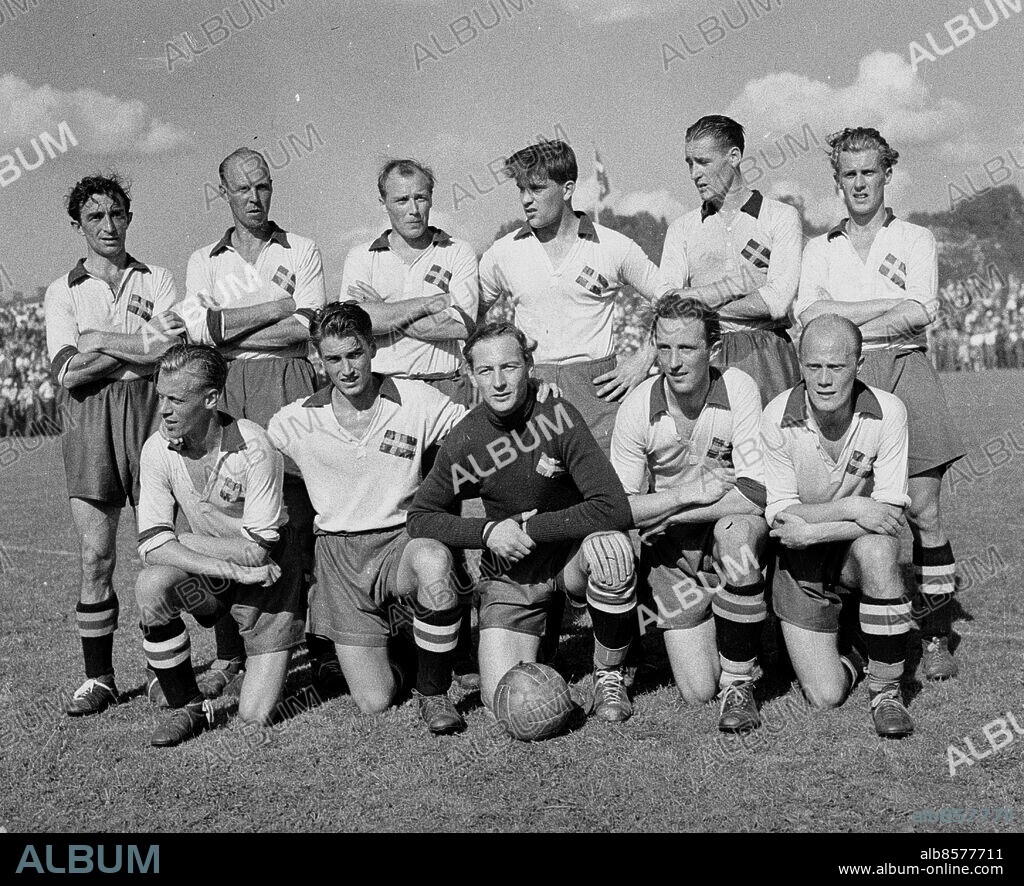Augusti 1947. Fotboll Sverige - Finland. Svenska laget. Stående fr.v.: Malte Mårtensson , Sven Jacobsson , Gunnar Gren , Gunnar Nordahl , Nils Liedholm , Rolf Svensson . Knästående fr.v.: Olle Åhlund , Thure Grahn , Torsten Lindberg , Knut Nordahl och Rune Emanuelsson. Foto: Kamerareportage *** Local Caption *** GP. KAMERAREPORTAGE.