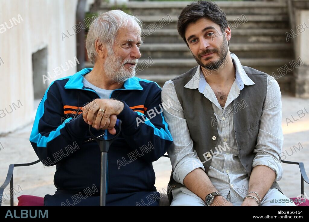 LINO GUANCIALE y LUIGI DIBERTI en CASA, LA FAMILIA Y UN MILAGRO, UNA, 2017 (LA CASA DI FAMIGLIA), dirigida por AUGUSTO FORNARI. Copyright Italian International Film.
