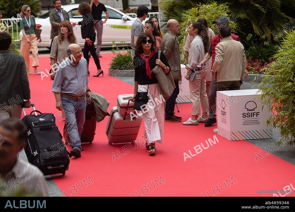 GINA GERSHON y WALLACE SHAWN en RIFKIN'S FESTIVAL, 2020, dirigida por WOODY ALLEN. Copyright GRAVIER PROD/MEDIAPRO/WILDSIDE.
