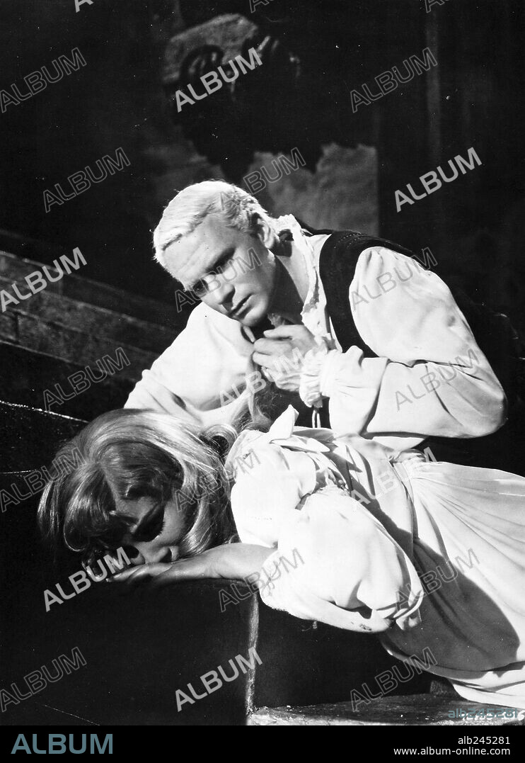 JEAN SIMMONS y LAURENCE OLIVIER en HAMLET, 1948, dirigida por LAURENCE OLIVIER. Copyright TWO CITIES/RANK.
