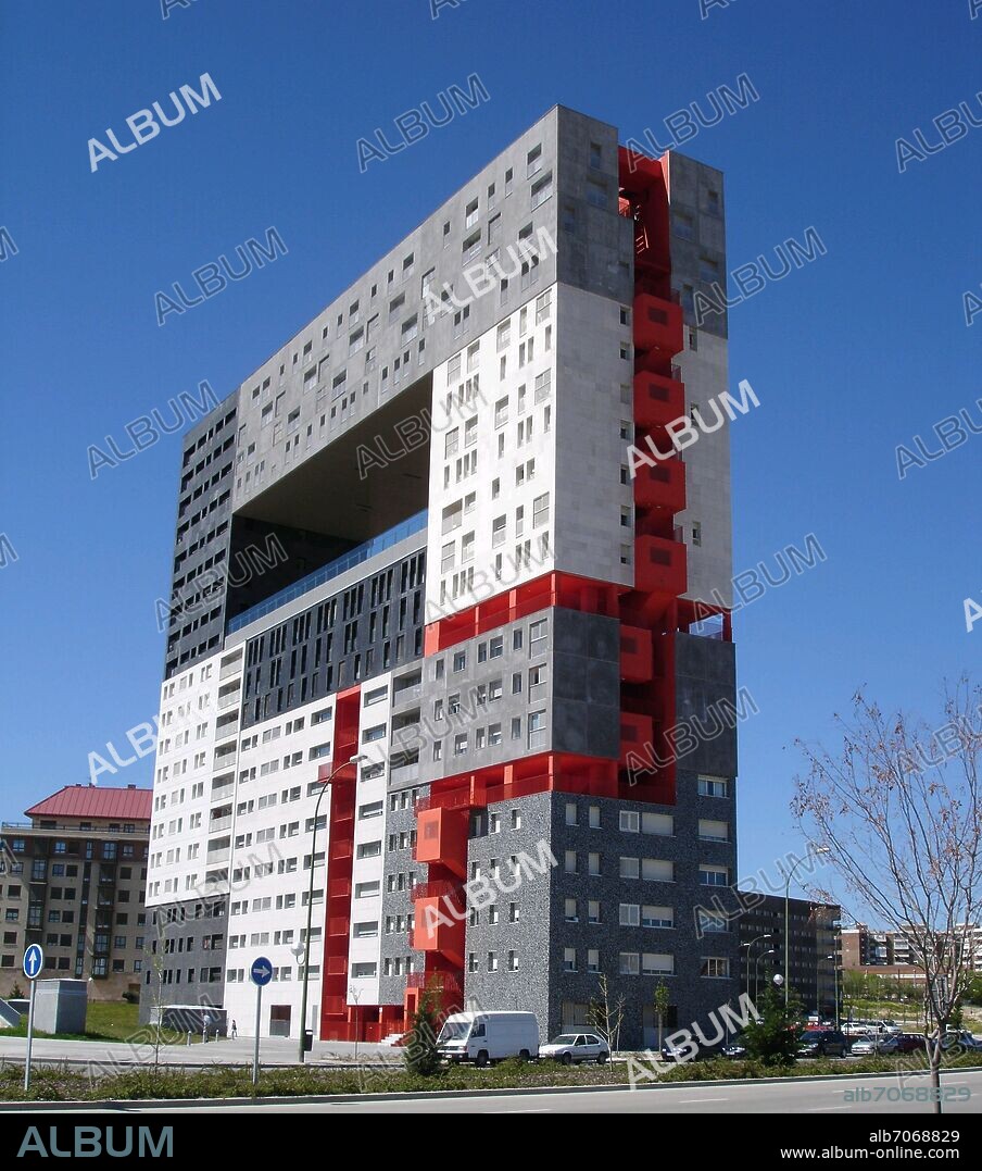 BLANCA LLEO FERNANDEZ (1959-) Y ESTUDIO MVRDV. EDIFICIO MIRADOR EN SANCHINARRO - 2004.