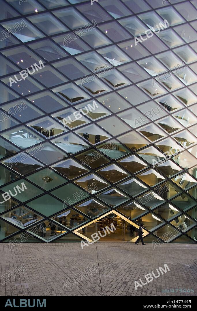 ARTE SIGLO XXI. SUIZA. HERZOG, Jacques (n. 1950) y DE MEURON, Pierre (n. 1950). Arquitectos suizos. EPICENTRO PRADA (2000-2003). Vista parcial del exterior del edificio que alberga la tienda de la firma de moda "Prada". Barrio de Aoyama. TOKYO. Isla de Hondo (Honshu). Japón.