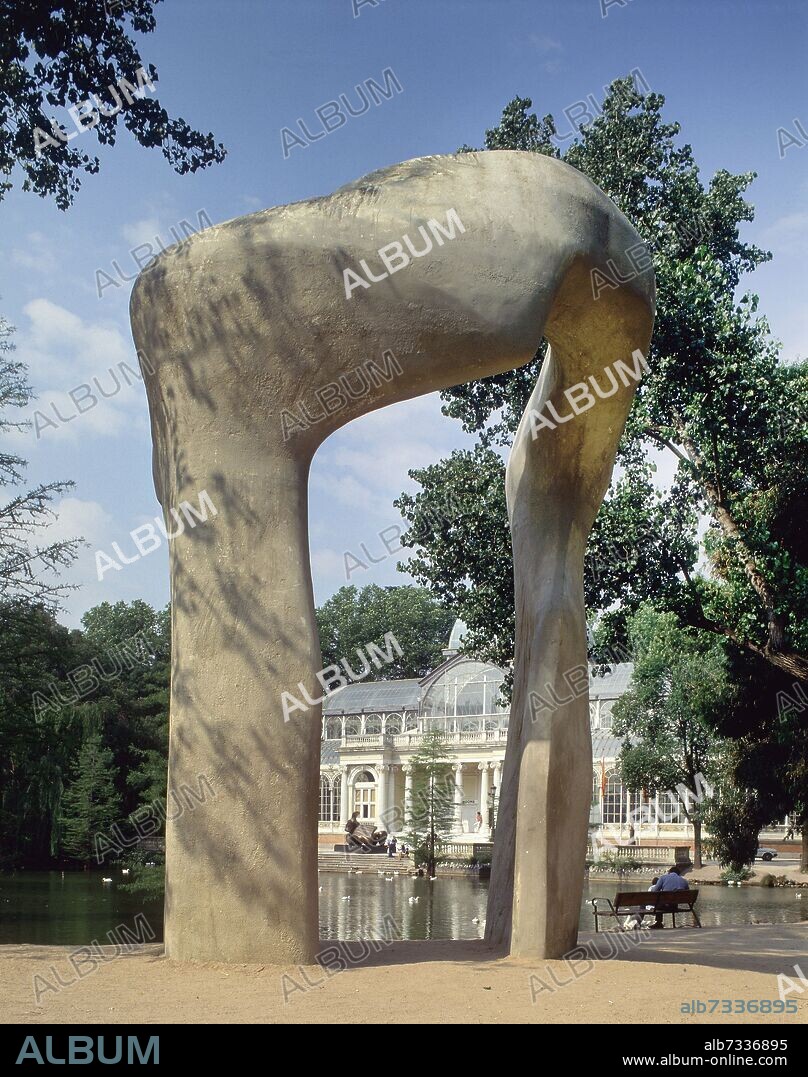 HENRY MOORE. ESCULTURA  DETRAS EL PALACIO DE CRISTAL Y EL LAGO.