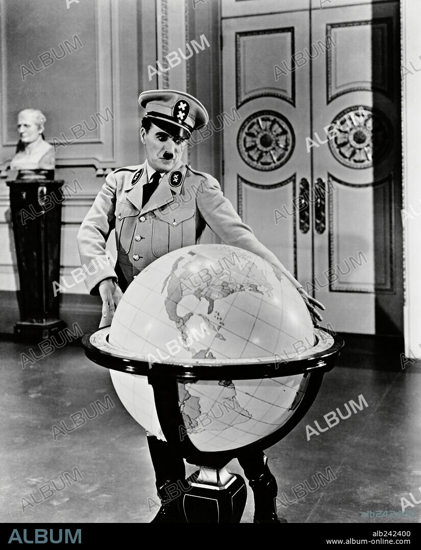 Adolf Hitler y Chaplin. CHARLIE CHAPLIN en EL GRAN DICTADOR, 1940 (THE GREAT DICTATOR), dirigida por CHARLES CHAPLIN. Copyright UNITED ARTISTS.