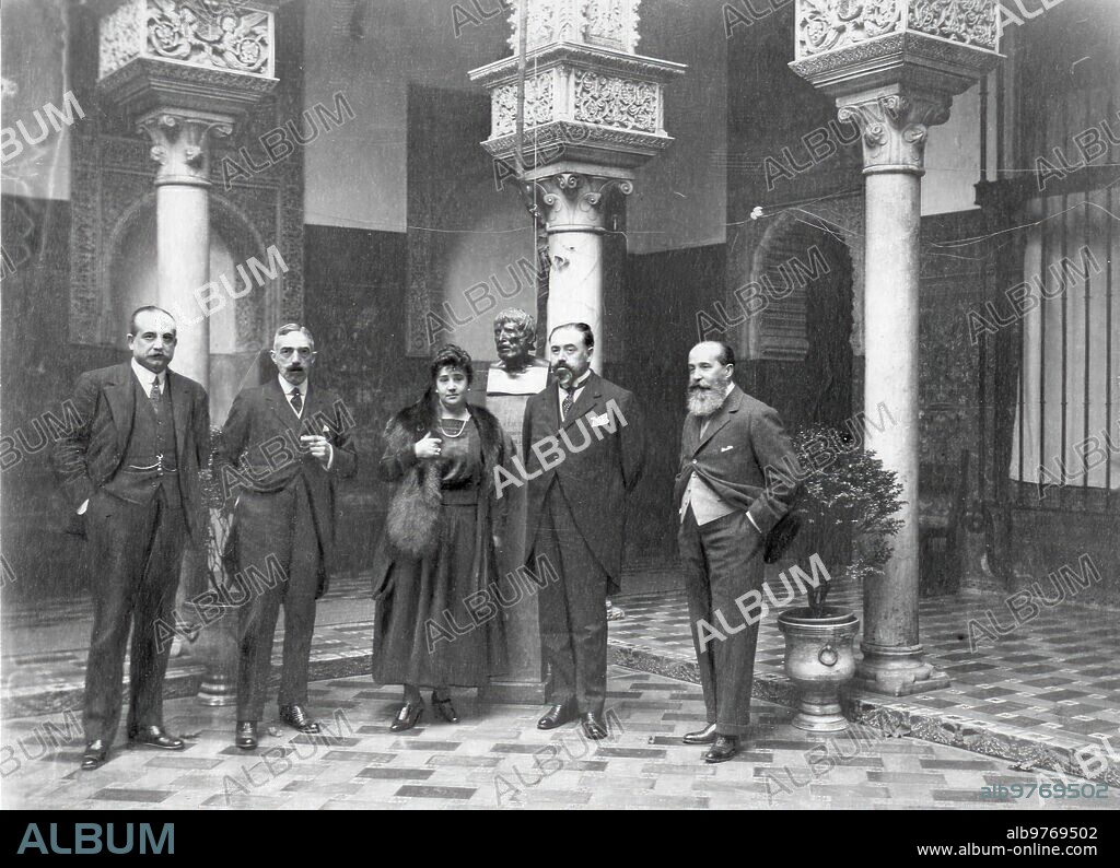 Diciembre 1917. De un viaje de propaganda Política. El ex ministro liberal Sr. Alba (1) en Sevilla, en la Casa-palacio del Sr. Sánchez Dalp (2), con la esposa de Éste (3) y los Sres. Rivas (D. Natalio) (4) y Belaunde (5).