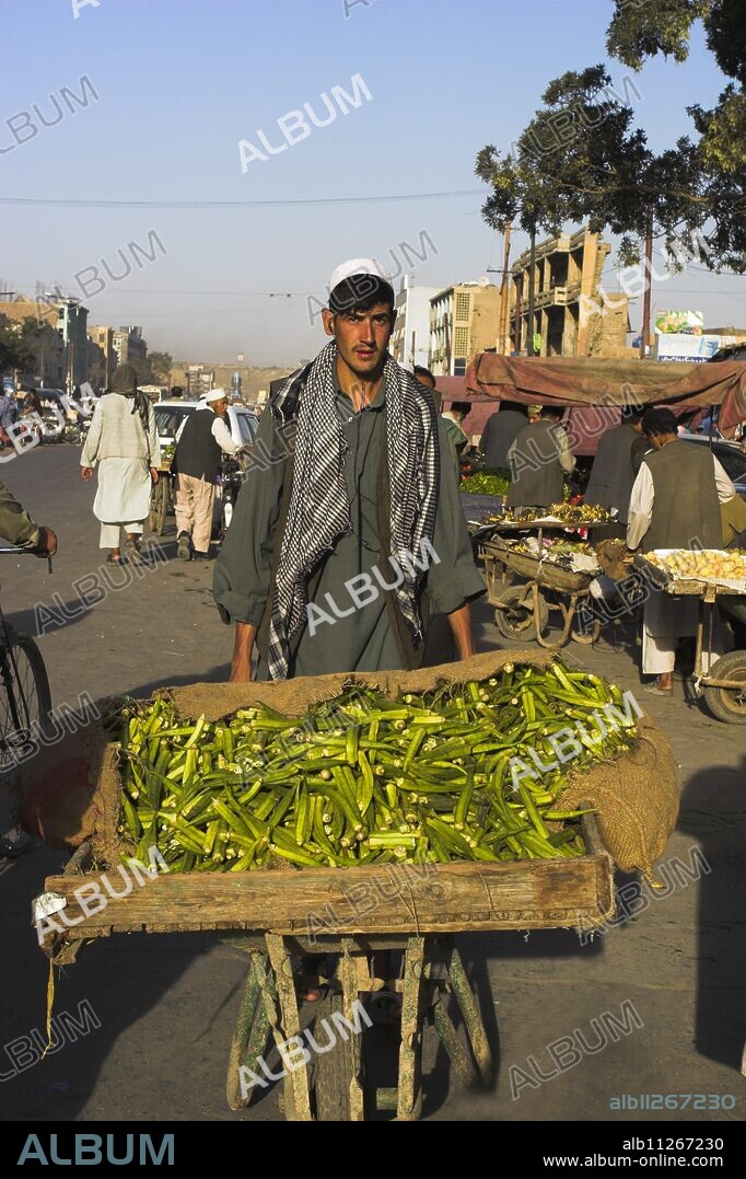 Street market, Central Kabul, Afghanistan, Asia.