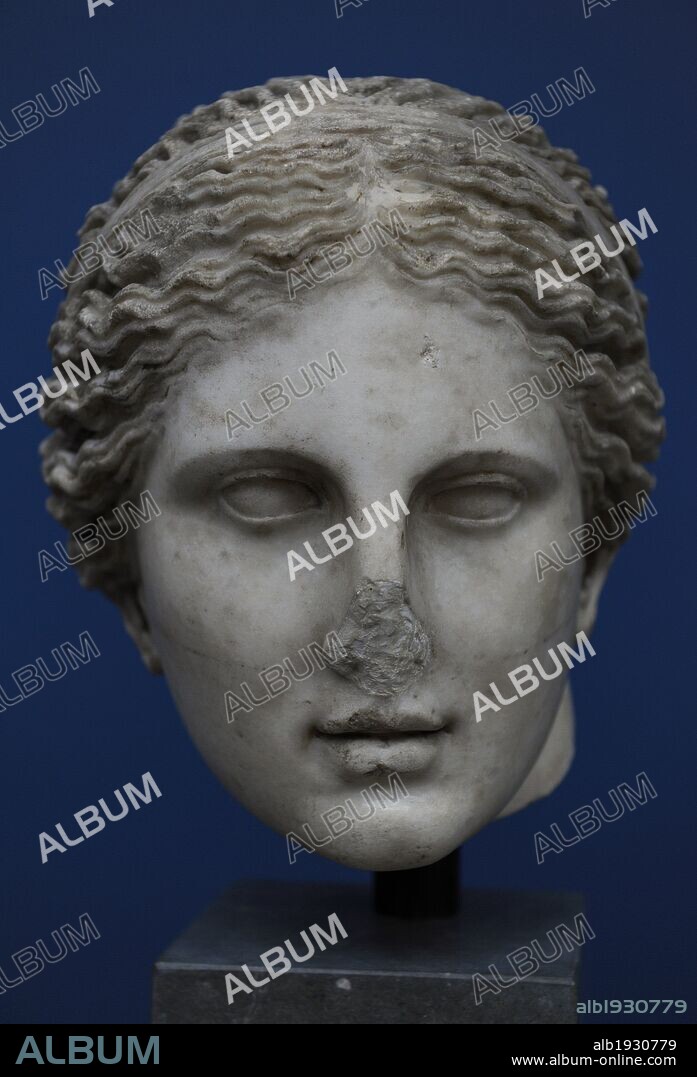 ARTE GRIEGO. GRECIA. Copia romana de un original griego. AFRODITA DE CNIDOS 0 "AFRODITA CNIDEA". Pieza procedente de Roma?. S. II d. C. Mármol. Copia de la Afrodita desnuda realizada por el escultor clásico Praxiteles (350 a. C.). Museo Carlsberg Glyptotek. Copenhague. Dinamarca. Norte Europa.