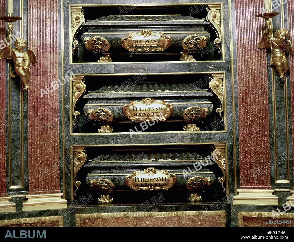 Panteón de los Reyes. Detalle de las tumbas de los monarcas Felipe II, Felipe III y Felipe IV. Monasterio de San Lorenzo del Escorial, provincia de Madrid.