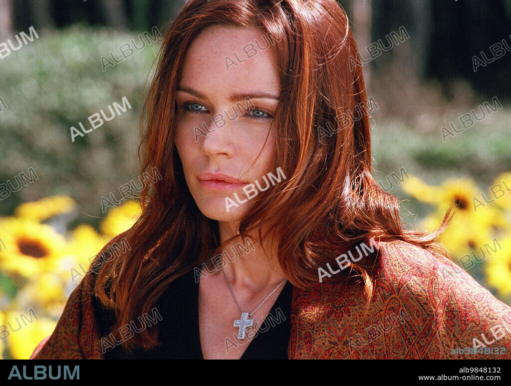 FRANCESCA NERI in GINOSTRA, 2002, directed by MANUEL PRADAL. Copyright EMOTION PICTURES/FRANCE 2 CINEMA/STUDIO CANAL/URANIA FILMS.