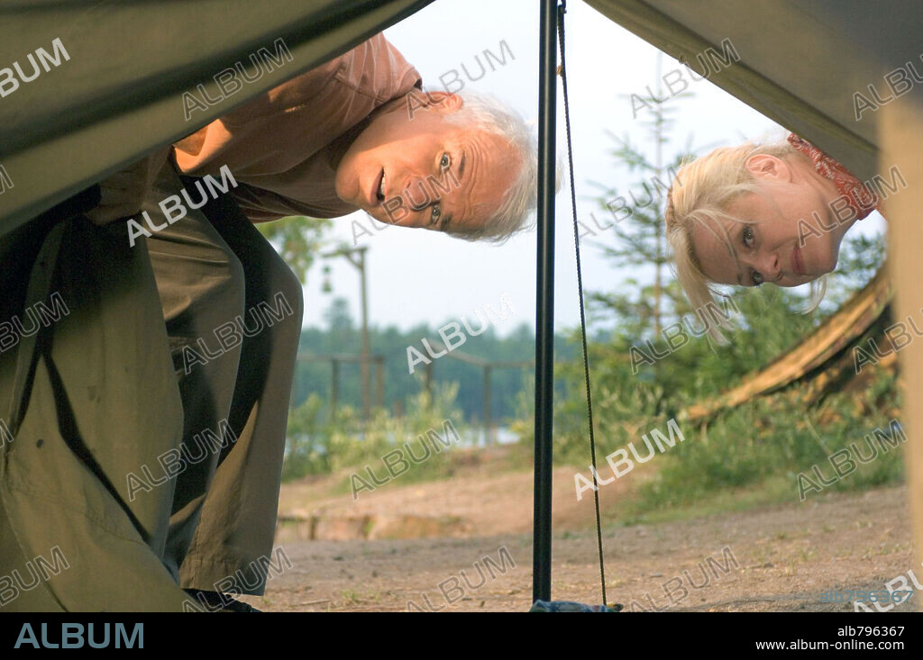 BONNIE HUNT y STEVE MARTIN en DOCE FUERA DE CASA, 2005 (CHEAPER BY THE DOZEN 2), dirigida por ADAM SHANKMAN. Copyright 20TH CENTURY FOX / STRANKS, PETER.