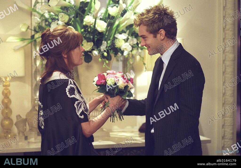 JUDE LAW and SUSAN SARANDON in ALFIE, 2004, directed by CHARLES SHYER. Copyright PARAMOUNT PICTURES.