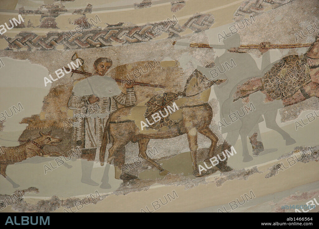 ARTE ROMANO. ESPAÑA. MAUSOLEO DE CENTCELLES. CÚPULA decorada con MOSAICO ROMANO de temática cristiana. Fechado en el siglo IV. Escena de caza. Porteadores. Constantí. Provincia de Tarragona. Cataluña.