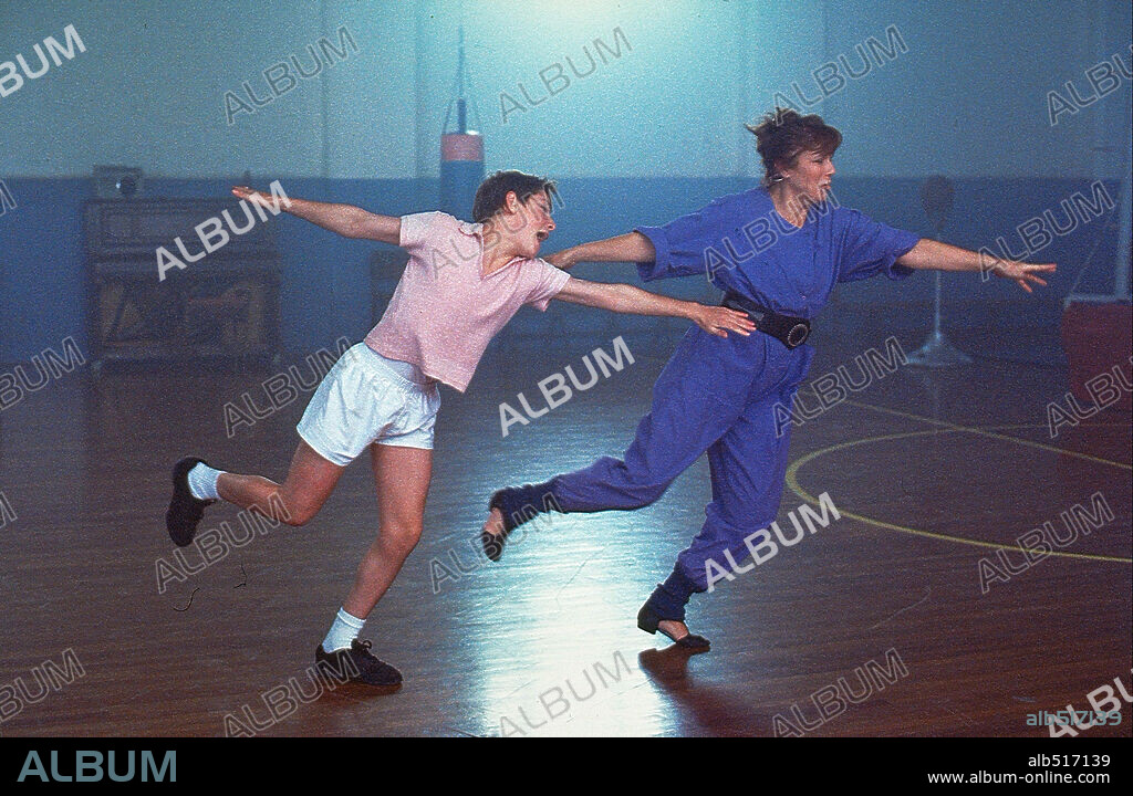 JAMIE BELL and JULIE WALTERS in BILLY ELLIOT, 2000, directed by STEPHEN DALDRY. Copyright UNIVERSAL.