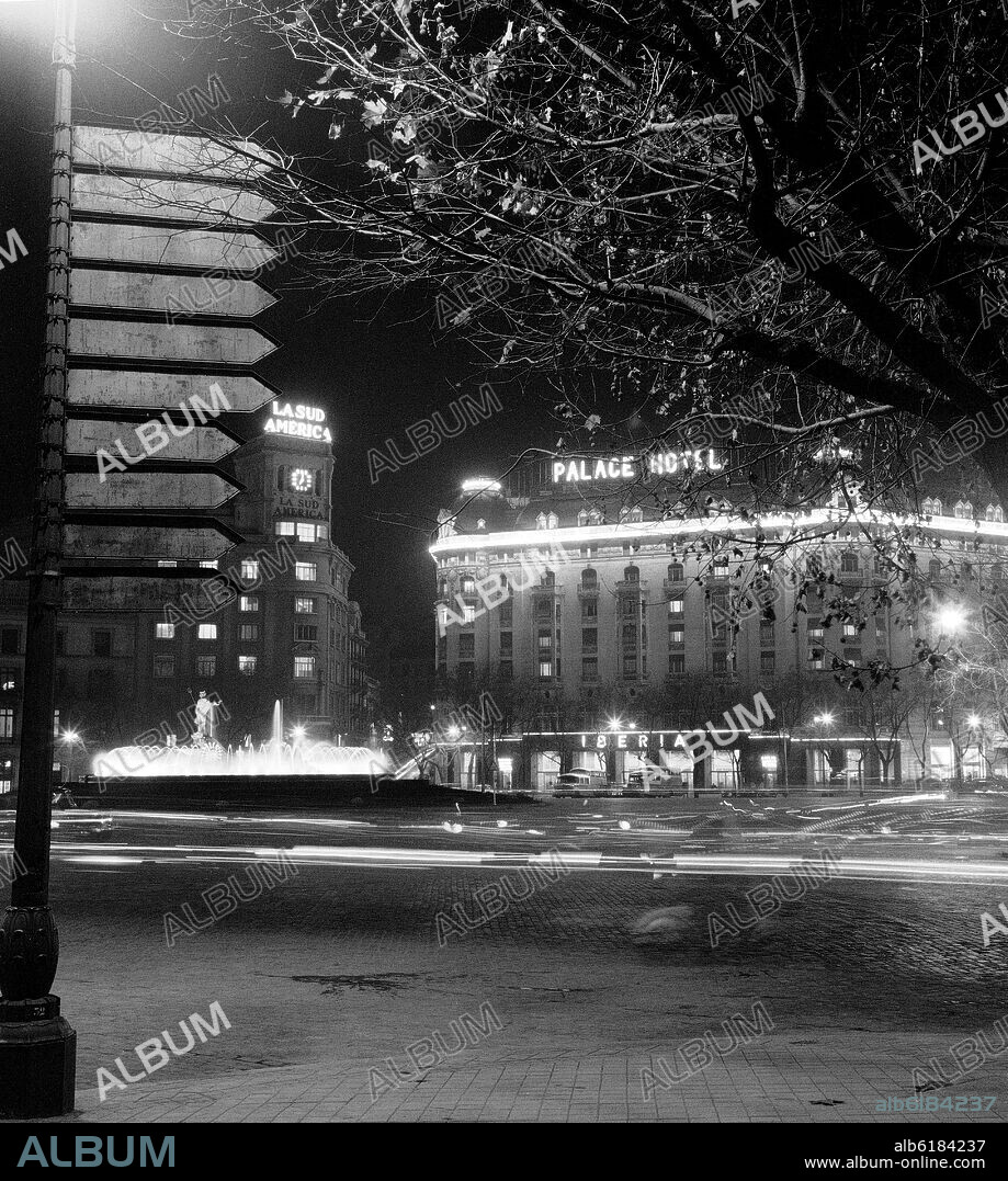 FUENTE DE NEPTUNO Y HOTEL PALACE EN LA PLAZA DE CANOVAS DEL CASTILLO - FOTOGRAFIA EN BLANCO Y NEGRO - AÑOS 60.