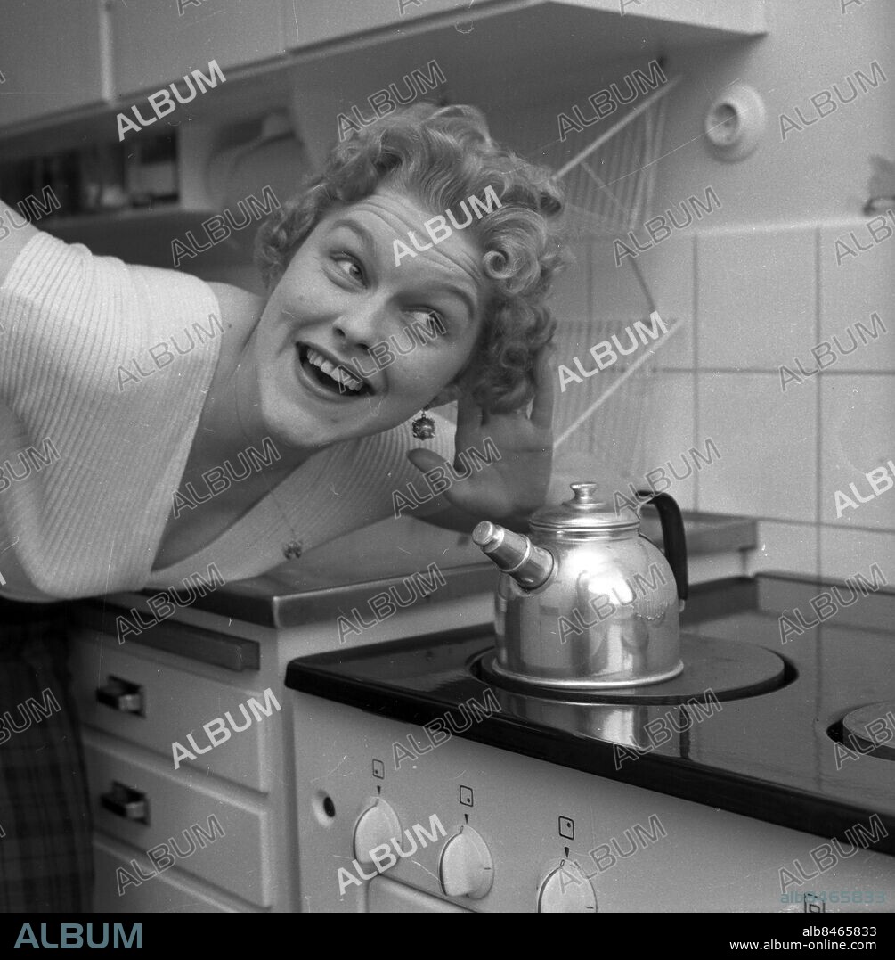 Göteborg maj 1957-05-06. Hemma hos sångerskan Berit Bohm *** Local Caption *** €zrPærrt begin="?" id="W5M0MpCehiHzreSzNTczkc9d"?>. <x:xmpmeta xmlns:x="adobe:ns:meta/" x:xmptk="XMP Core 4.1.1 RC">. <rdf:RDF xmlns:rdf="http://www.w3.org/1999/02/22-rdf-syntax-ns#">.  <rdf:Description rdf:about="".    xmlns:xapMM="http://ns.adobe.com/xap/1.0/mm/">.   <xapMM:DocumentID>uuid:E4454C98EC8EDD11BF369938F874445E</xapMM:DocumentID>.   <xapMM:InstanceID>uuid:E06F6711C7D24491 976A6AABBCE7AC7E</xapMM:InstanceID>.  </rdf:Description>.  <rdf:Description rdf:about="".    xmlns:xap="http://ns.adobe.com/xap/1.0/">.   <xap:CreateDate>2008-09-30T14:21:27+02:00</xap:CreateDate>.   <xap:ModifyDate>2008-09-30T15:30:55+02:00</xap:ModifyDate>.   <xap:MetadataDate>2008-09-30T15:30:55+02:00</xap:MetadataDate>.   <xap:CreatorTool>FotoWare ColorFactory</xap:CreatorTool>.   <xap:XMPFileStamps>.    <rdf:Seq>.    <rdf:li>2008-09-30T15:30:55+02:00</rdf:li>.    <rdf:li>2008-09-30T15:30:55+02:00</rdf:li>.    </rdf:Seq>.   </xap:XMPFileStamps>.  </rdf:Description>.  <rdf:Description rdf:about="".    xmlns:dc="http://purl.org/dc/elements/1.1/">.   <dc:format>image/jpeg</dc:format>.   <dc:subject>.    <rdf:Bag>.    <rdf:li>1957</rdf:li>.    </rdf:Bag>.   </dc:subject>.   <dc:creator>.    <rdf:Seq>.    <rdf:li>KAMERAREPORTAGE</rdf:li>.    </rdf:Seq>.   </dc:creator>.   <dc:description>.    <rdf:Alt>.    <rdf:li xml:lang="x-default">Göteborg maj 1957-05-06
Hemma hås sångeskan Berit Bohm</rdf:li>.    </rdf:Alt>.   </dc:description>.  </rdf:Description>.  <rdf:Description rdf:about="".    xmlns:photoshop="http://ns.adobe.com/photoshop/1.0/">.   <photoshop:ColorMode>1</photoshop:ColorMode>.   <photoshop:ICCProfile>EPSON Gray - Gamma 1.8</photoshop:ICCProfile>.   <photoshop:History/>. . K.