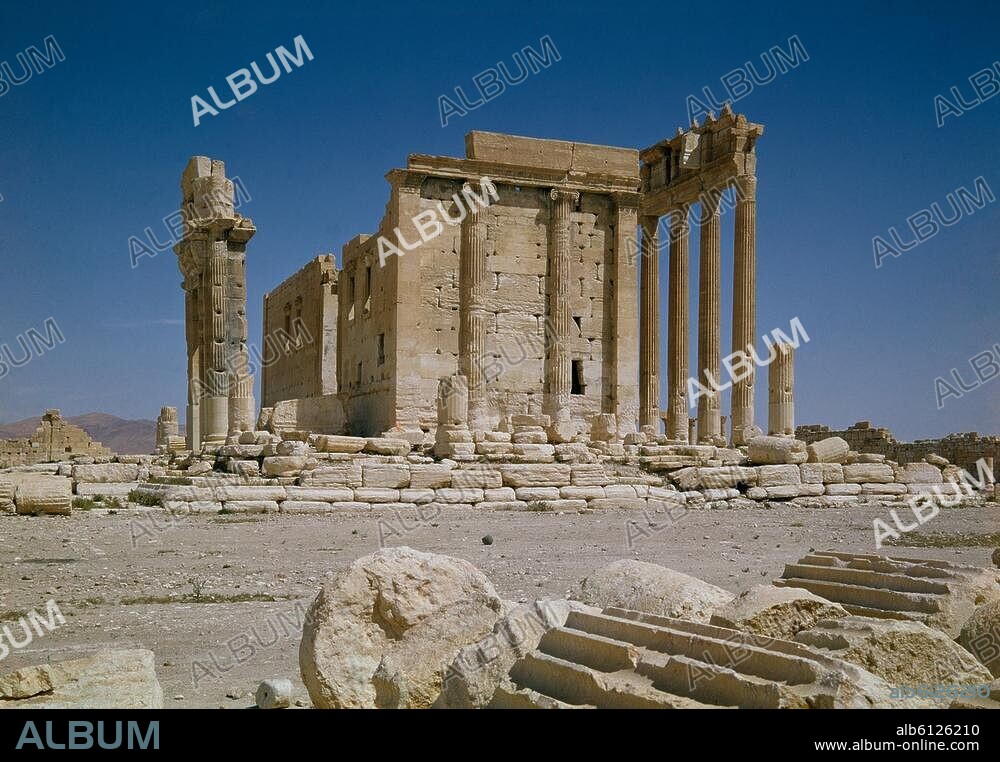 Palmyra (Syrien), Bel-Tempel. (Baal-Tempel; römisch, 32 n. Chr. geweiht). Gesamtansicht von Südwesten mit südlicher Stirnwand der Cella und Portal. Foto, undatiert.