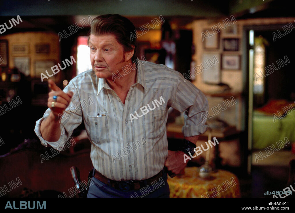 JON VOIGHT in HOLES, 2003, unter der Regie von ANDREW DAVIS. Copyright BUENA VISTA/WALDEN MEDIA.