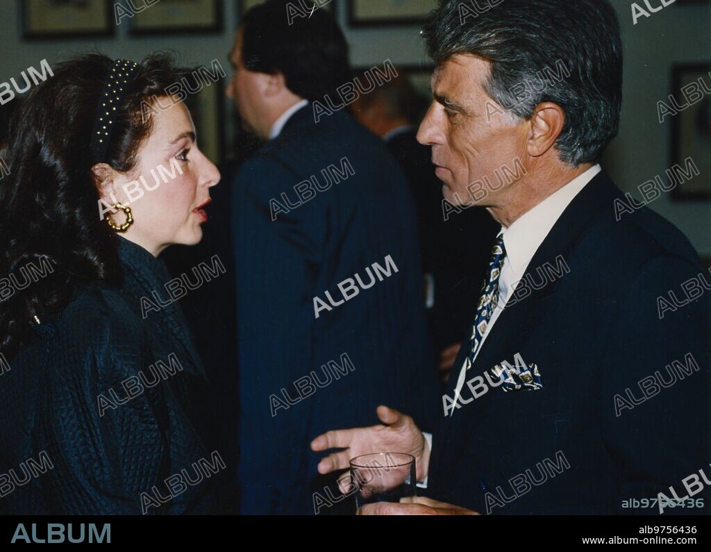 Madrid, 15/06/1991. Hermida charla con Natalia Escalada en el homenaje a Fernández Ordóñez en la Casa de ABC.