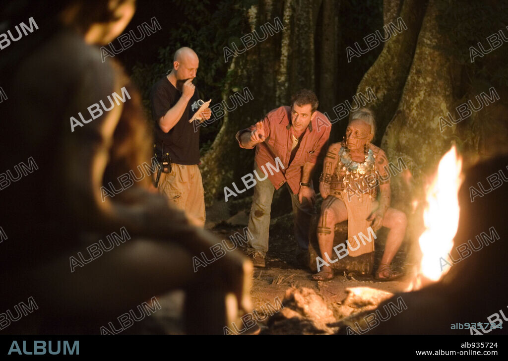 ESPIRIDION ACOSTA CACHE and MEL GIBSON in APOCALYPTO, 2006, directed by MEL GIBSON. Copyright Icon Entertainment International / COOPER, ANDREW.