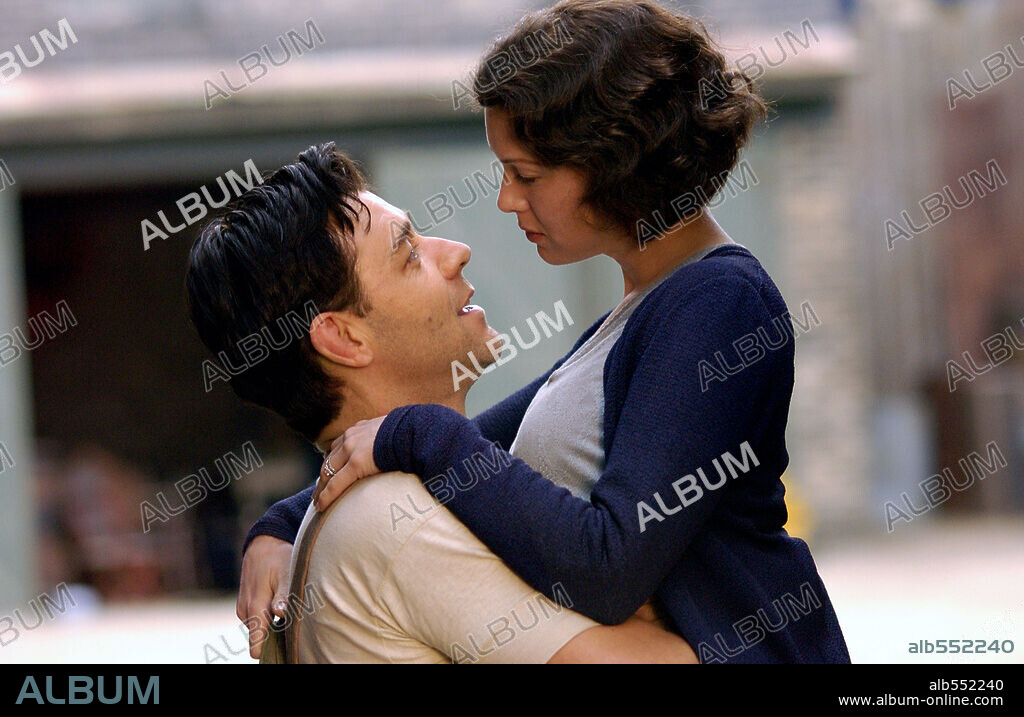 RENEE ZELLWEGER and RUSSELL CROWE in CINDERELLA MAN, 2005, directed by RON HOWARD. Copyright UNIVERSAL PICTURES.