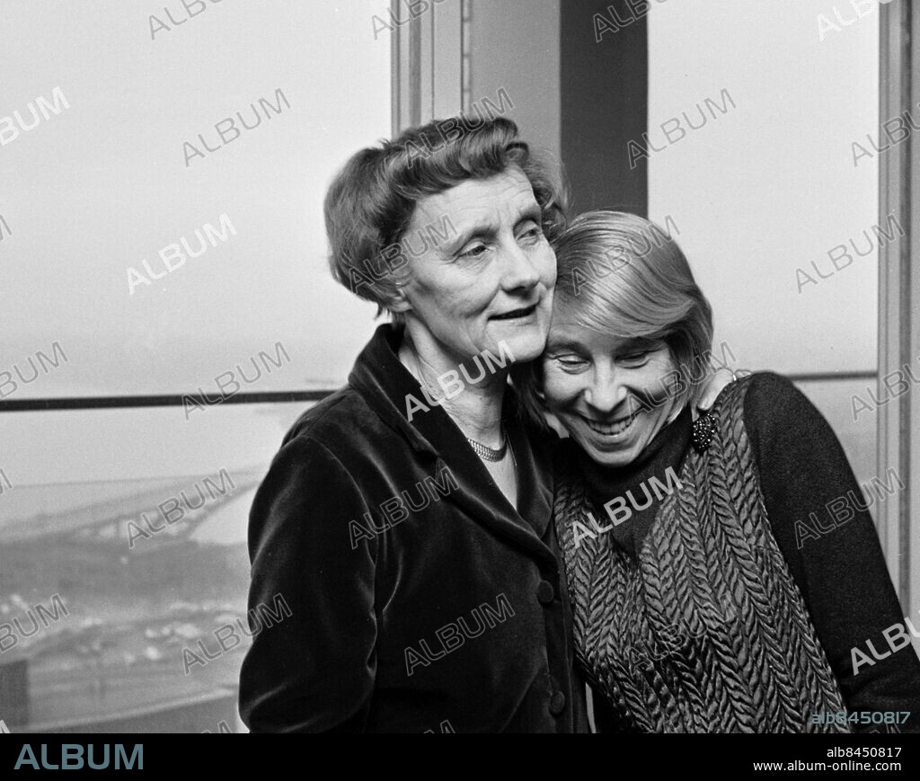 STOCKHOLM 19701217 . Authors Astrid Lindgren and Tove Jansson awarded the "Heffaklumpspriset" award. Photo: Olle Wester / TT code 44.