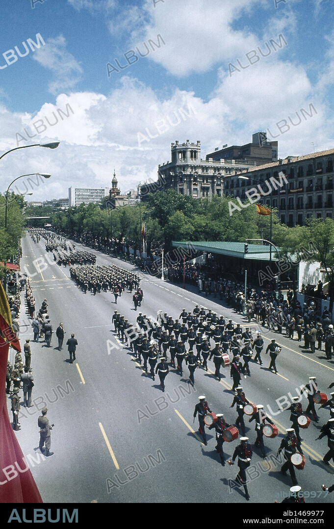 DESFILE MILITAR. DESFILE DE LA VICTORIA presidido por Francisco Franco. Madrid. España.
