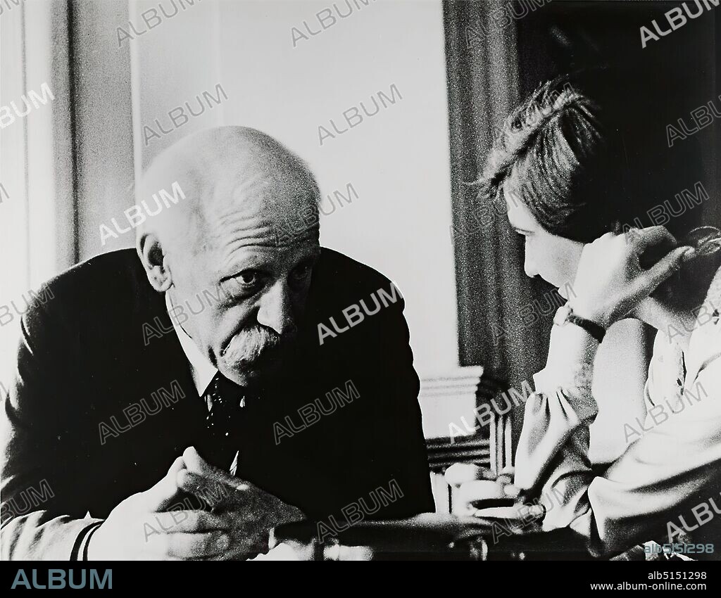 Erich Salomon, Fritjof Nansen is interviewed by the British journalist Miss Round, Staatliche Landesbildstelle Hamburg, collection on the history of photography, silver gelatin paper, black and white positive process, image size: height: 27.3 cm; width: 35 cm, stamp: verso center: PHOTO DR. ERICH SALOMON, REPRESENTED BY, PETER HUNTER, PRESS FEATURES, [address] AMSTERDAM, inscribed: verso and on the cardboard: object inscription of the Staatliche Landesbildstelle: photographer, title, explanation, year, measurements and inventory number handwritten in black, reporting photography, portrait photography, entertainment, conversation, dialogue, historical person, politician, press, journalism, journalist, reporter.