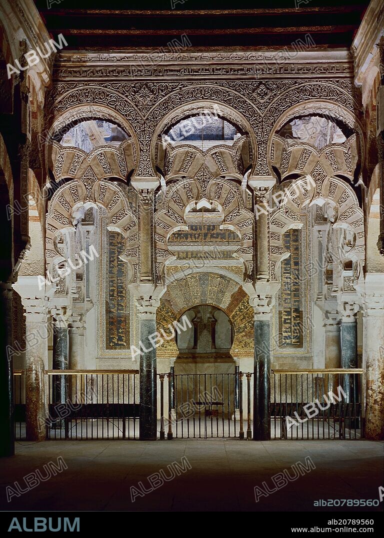 ENTRADA DEL MIHRAB - 965 -  ARQUITECTURA HISPANOMUSULMANA - PERIODO CALIFAL - SIGLO X.