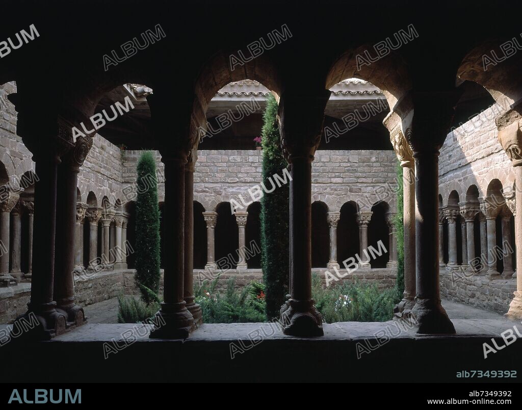 CLAUSTRO ROMANICO DEL MONASTERIO DE SANTA MARIA DE ESTANY - SIGLO XII.