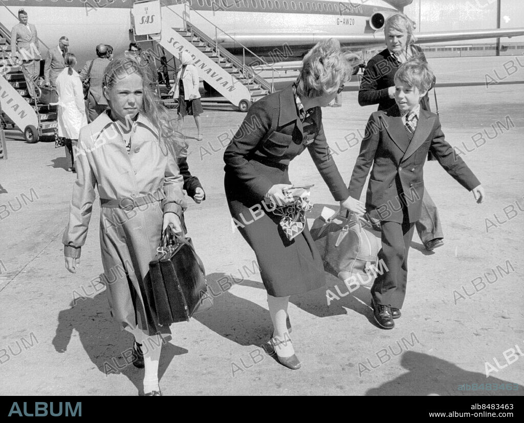 Stockholm 1976-06-15. Prinsessan Margarethas barn Sybilla, Edward och James Ambler var de första bröllopsgästerna som anlände till Arlanda med BEA-planet inför bröllopet mellan kungen och Silvia. Det togs om hand av en VIP-värdinna.. Foto: Ragnhild Haarstad / Svenskt Pressfoto / TT / kod 20360.