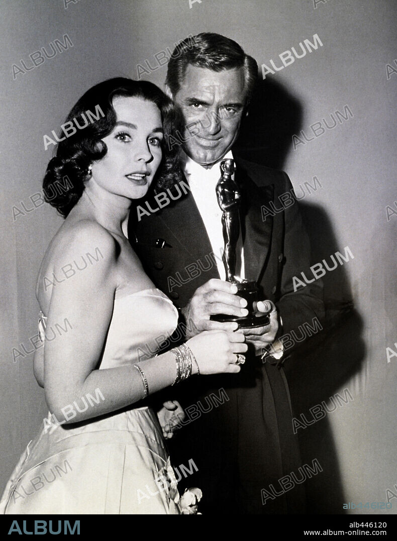 CARY GRANT y JEAN SIMMONS. 30º Edición Premios Oscar (1958), Jeanne Simmons recibe en nombre de Alec Guinness, el premio al mejor actor por "El puente sobre el río Kwai". Cary Grant presenta el premio al mejor actor. 1958