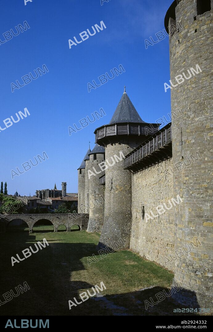 CARCASONA ("LA CITE"). Vista de las torres de defensa de la muralla del CASTILLO CONDAL, antigua residencia de los TRENCAVELL (siglo XII). En este lugar estuvo preso en su infancia el rey Jaime I por el Señor de Montfort. Al fondo, la Basílica de San Nazario. RUTA CATARA. AUDE. Languedoc.