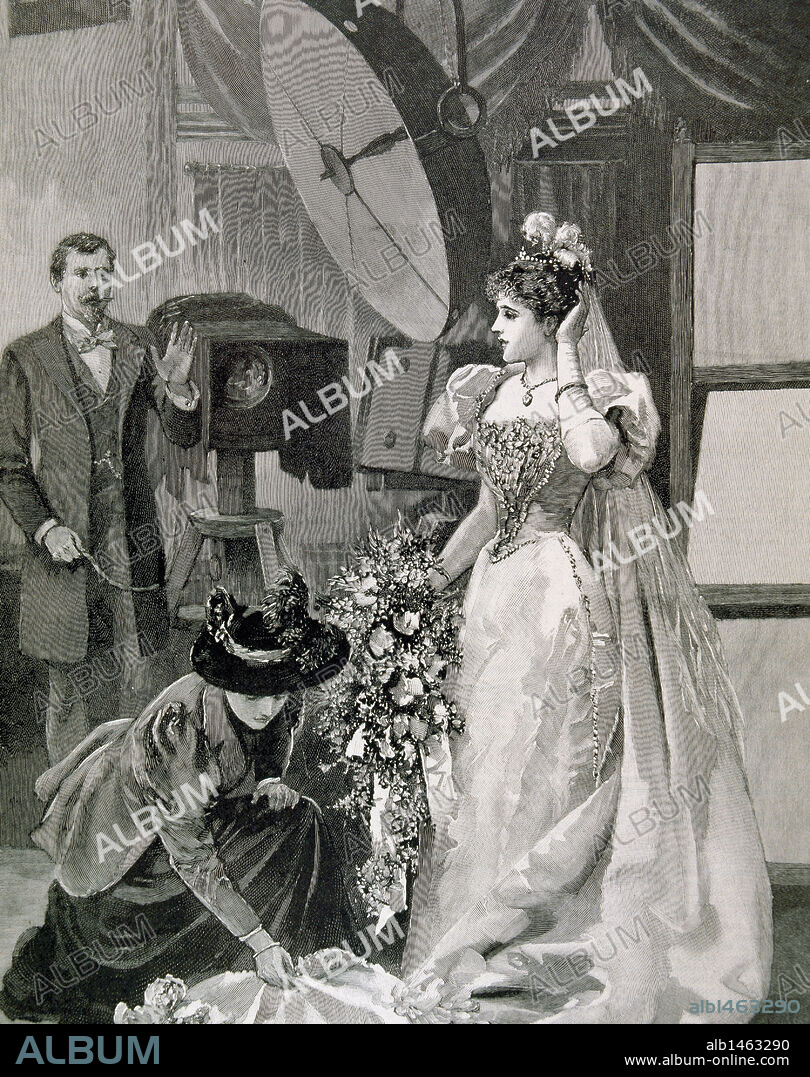 SOCIEDAD FINALES SIGLO XIX. "NOVIA DURANTE UNA SESION DE FOTOS". Grabado del año 1895.