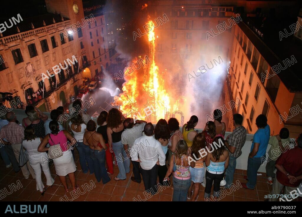 25/06/2004 Hogueras Alicante crema de la hoguera del ayuntamiento Vicente Lillo Soler. Archdc Hogueras de san Juan.